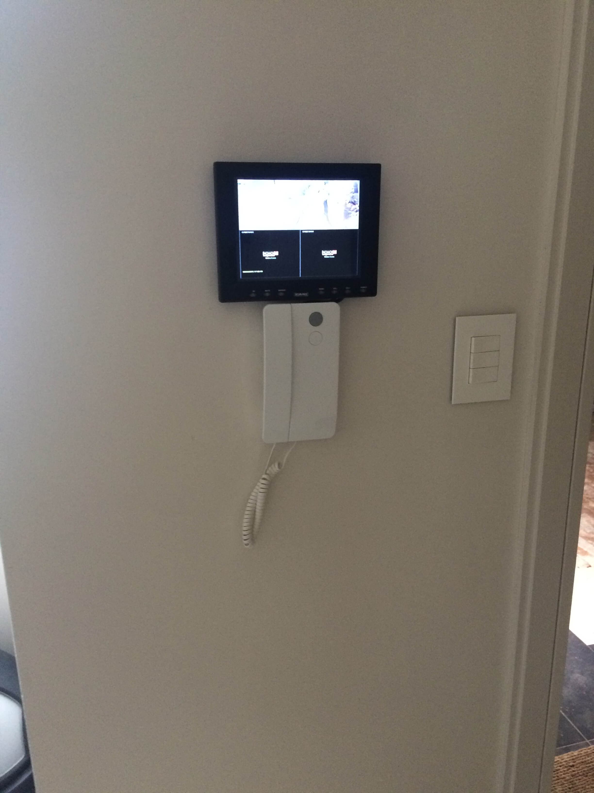 Intercom device wall-mounted setup
